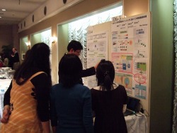 �f���̗l�q